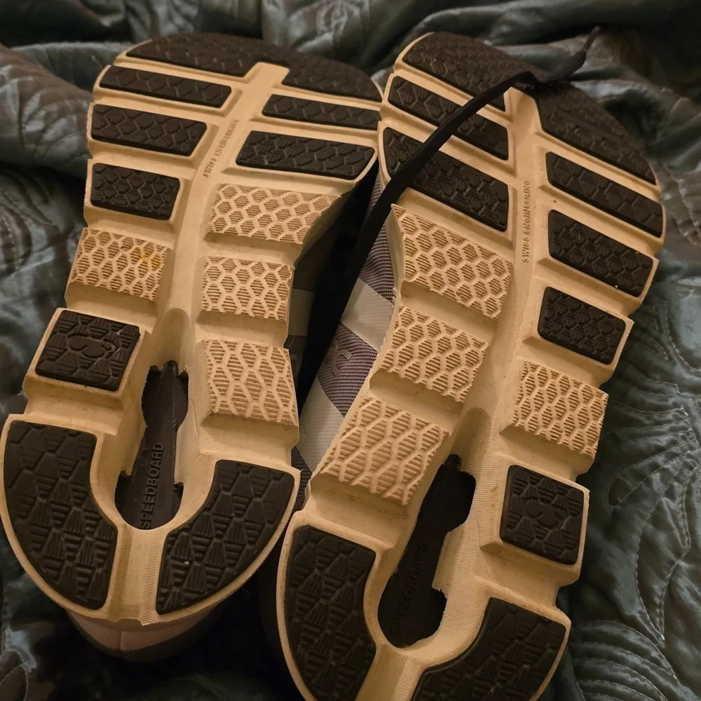 On Running cloudrunner shoes - Picture 6 of 7